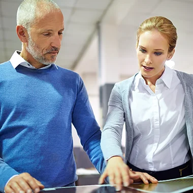 2 people discussing a project